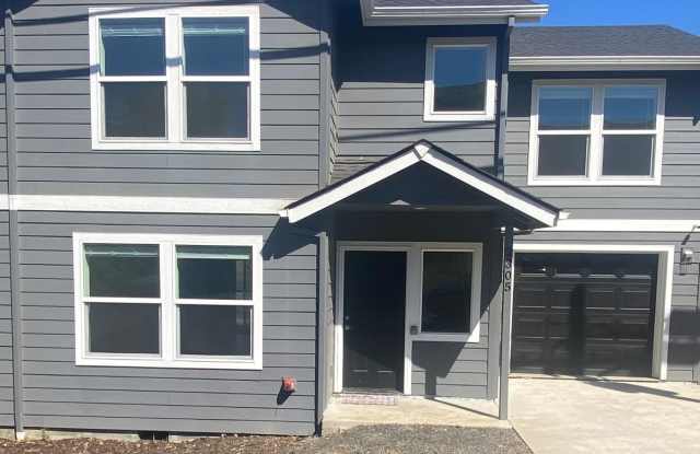Newer 3 Bedroom Duplex with Gorgeous River Views!