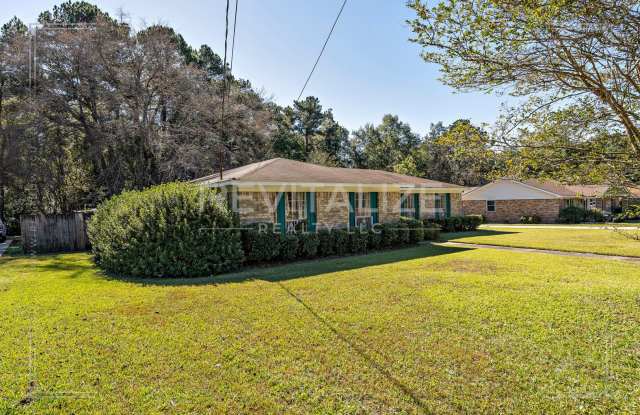 Charming 3 Bed 2 Ba Home Close to Saraland