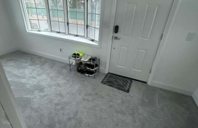 1049 N Michigan Ave Ave