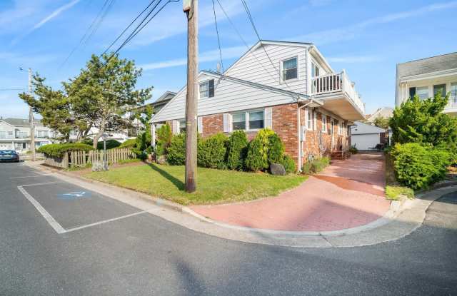 3 Dolphin Dr