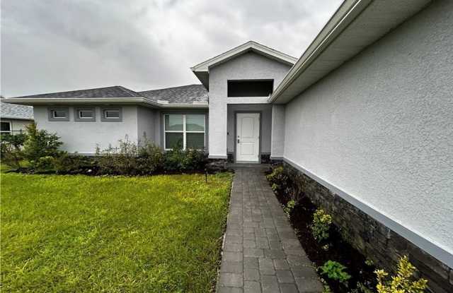 Available mid July! 4 Bed 2 Bath in NW Cape Coral!