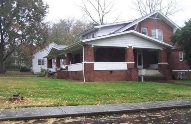 Come set up home in this one bedroom apartment that is close to shopping, walking trails, medical and Maryville College