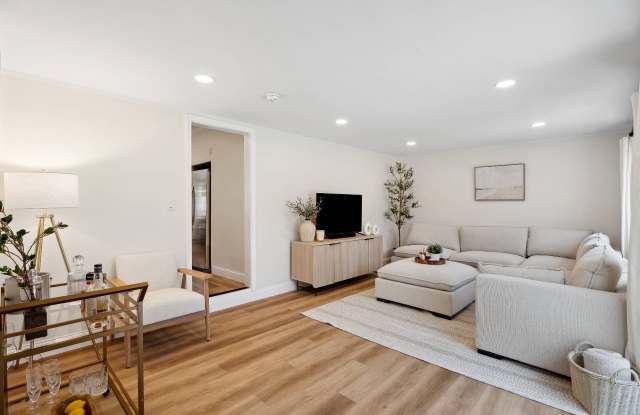 28 Argonne Road W