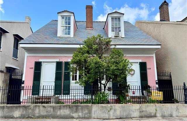 1123 BURGUNDY Street