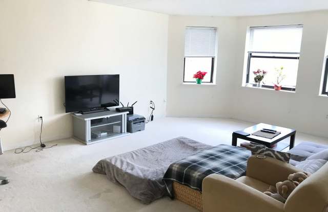 Spacious Brighton 2-bed with Heat/Hot Water and Parking Incl!