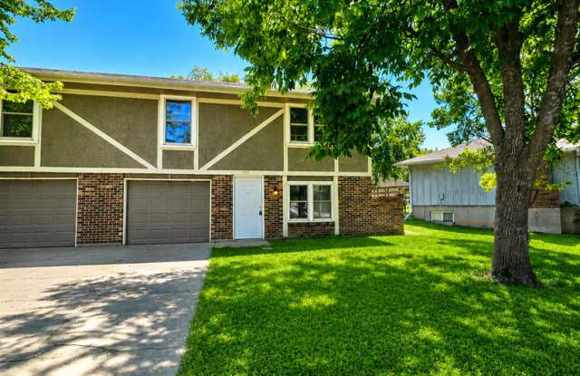 Spacious Split-Level Duplex in Independence!