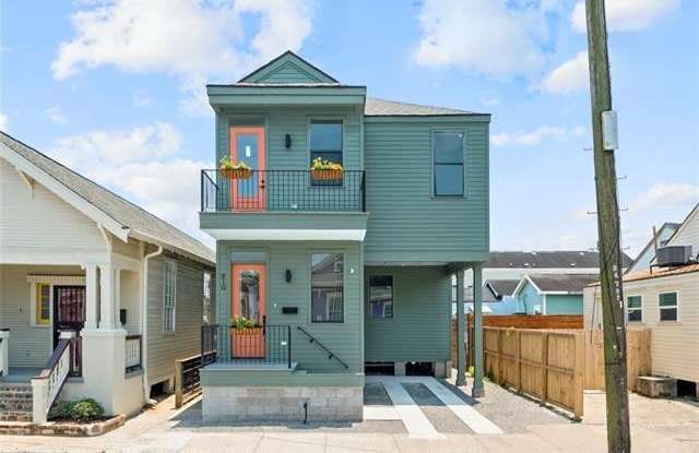 810 N ROMAN Street