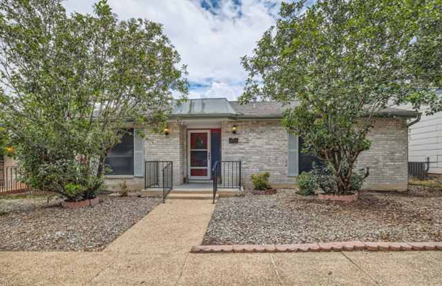 Charming 2BR/2 Bath Garden Home Great Location in San Antonio