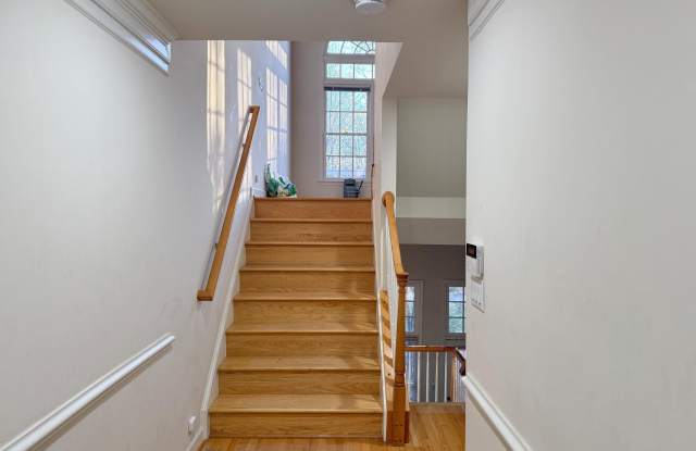 819 OAK KNOLL Terrace