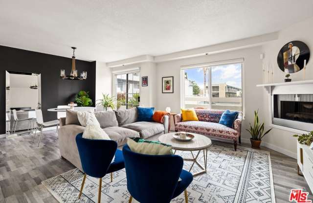 Photo of 252 W Spazier Ave unit: F