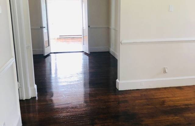 Adorable 3 bdrm/1.5 bath Home on a Corner Lot Across From Belmont Golf Course in Lakeside!