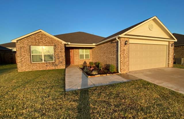3 Bedroom 2 Bathroom 2 car garage in Mustang Schools!!!