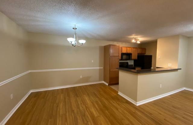 Ground Floor 1 BR + Den in Brandon with Resort Amenities - Up to one Month Free!