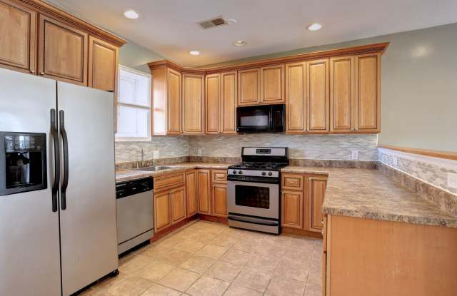 3BR/3BA Spacious Rowhome w-Finished Basement Studio