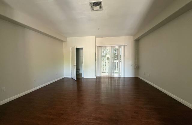 Very large 2 + 2 1/2 townhouse in Northridge