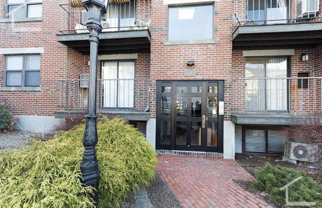 Newly renovated 2 bed next to Huntington Circle!