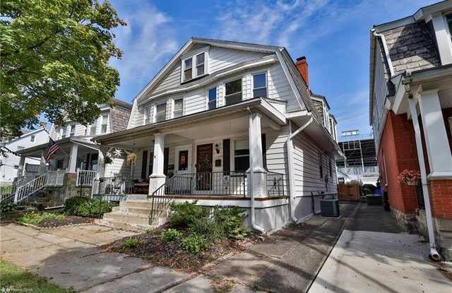 1124 Center Street