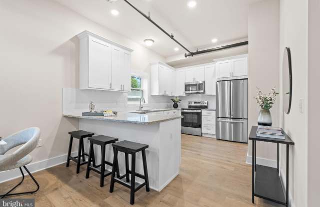 30 W BROAD Street