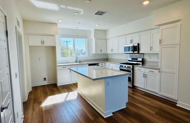 Gorgeous Three Bedroom Townhome For Rent in Gardena!