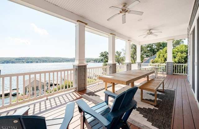 307 Lakeside Blvd