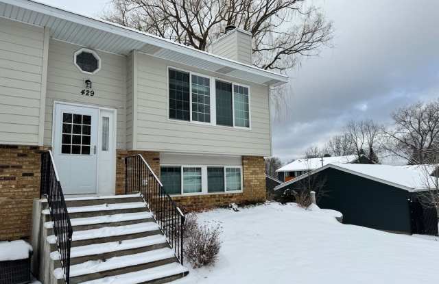 Beautiful 3 bedroom townhome in Maplewood. - 429 Dorland Road South, Maplewood, MN 55119