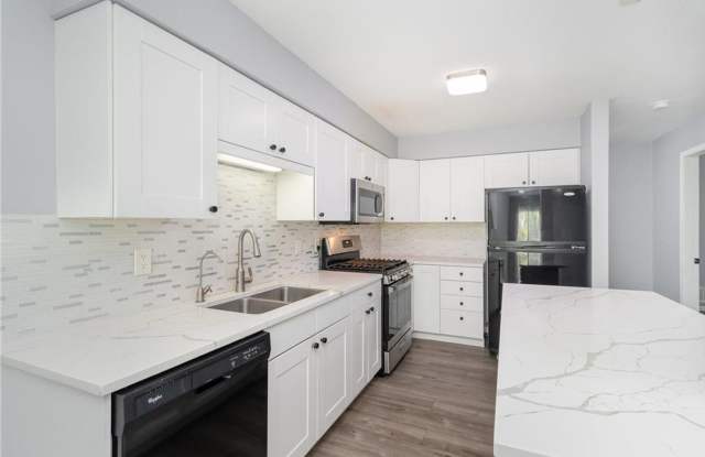 Updated 3 bedroom, 2 bath townhome near Eden Prairie Center! Available NOW!