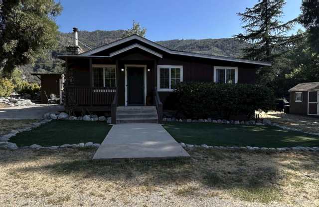 37083 Bright Way - PRICE REDUCTION! Gorgeous Fully Furnished 3 Bedroom 2 Bath Home in Mountain Home Village Community!