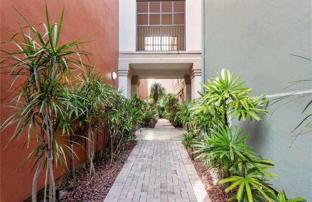 2411 W HORATIO STREET