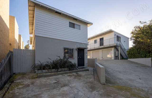 OPEN HOUSE: 12/6 12:30-1:30PM ~ Pacific Beach 2BR Townhome w/ Parking!