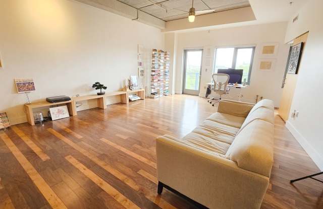 Incredible Top-Floor 1BR with Skyline Views - RENT SPECIAL