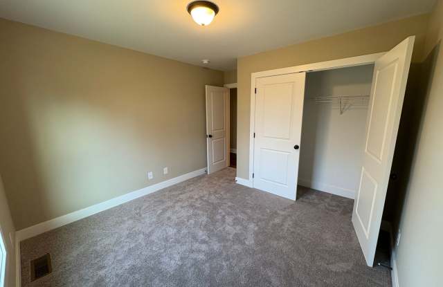 Beautiful new townhouse with a move in special of first month free!