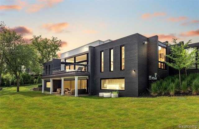 Photo of 3467 SUTTON PLACE