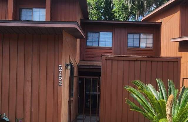 { ROCKWOOD VILLAS } 2/2 Town House Close to UF