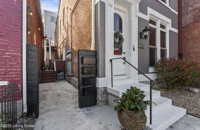 Photo of 902 E Jefferson St unit: C