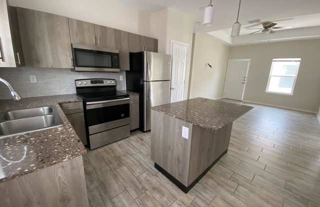 5205 North Hiawatha Drive5205-04
