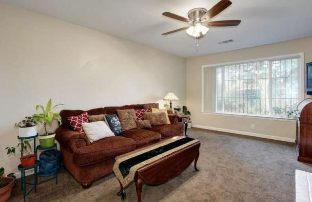 Beautiful Renovated 3/1 In Sacramento