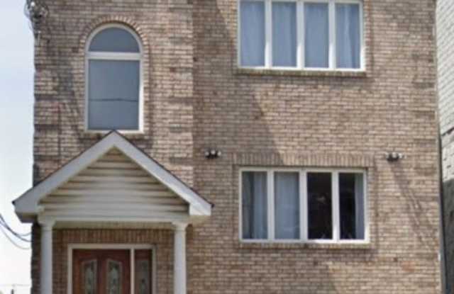 35 Hawkins St