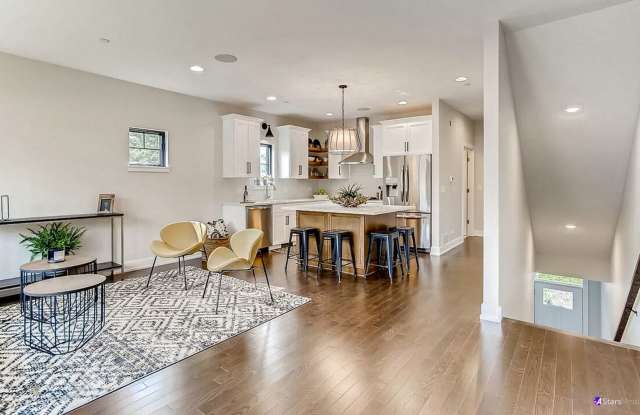 Luxurious 3 bed 3 bath townhome in Glen Ellyn