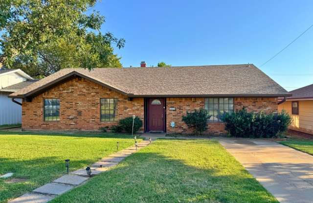 Photo of Charming 3 Bed 2 Bath 2 Living Area in Hursh PArk