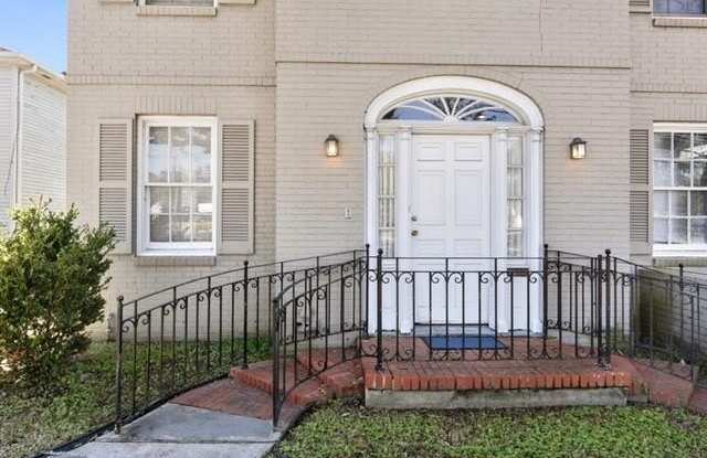 5526 S CLAIBORNE Avenue