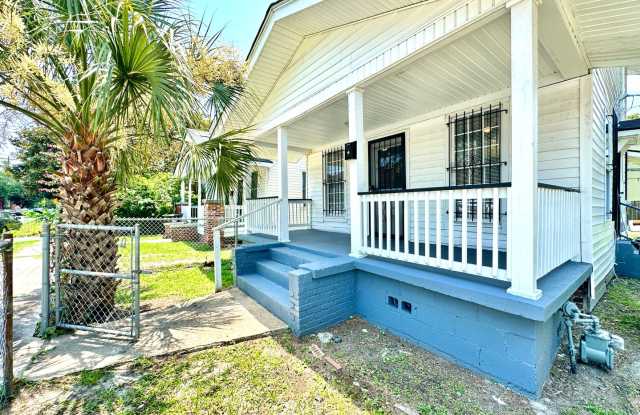 2 Bedroom, 1.5 Bath House in East Central Neighborhood on the Charleston Peninsula!