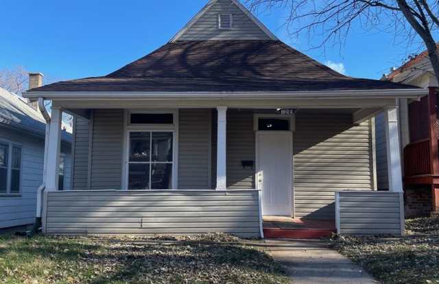 Cute remodeled 2 Bedroom in South Omaha!