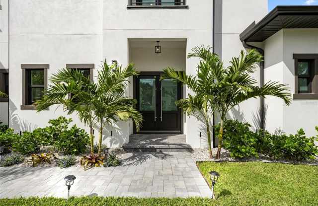 3701 S LYNWOOD AVENUE