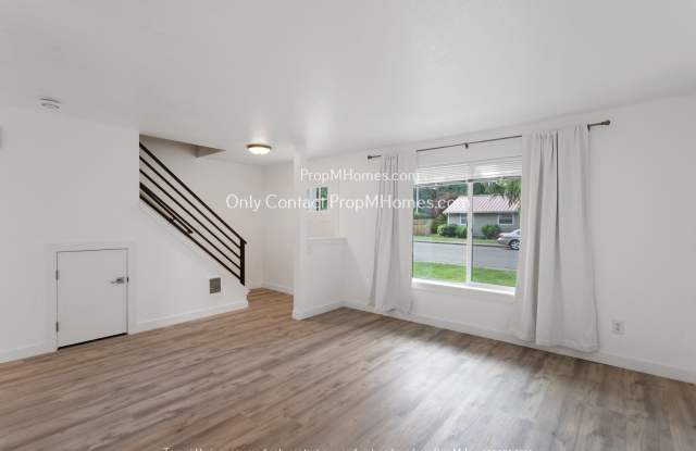 Sunny Beautiful Oasis in Canby - Three Bedrooms!