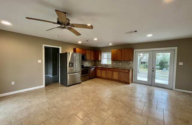 Photo of 1127 Redwood Ln