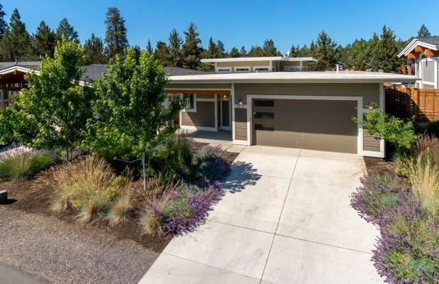 Sunny Frank Lloyd Wright Inspired Home in NW Bend! 2233 NW Deschutes - 2233 Northwest Deschutes Place, Bend, OR 97703