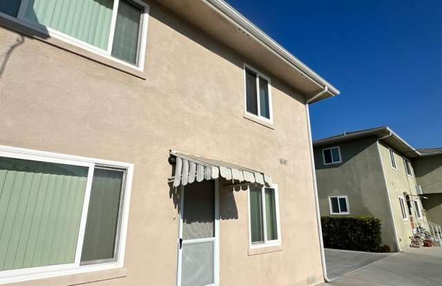 Photo of Mid-town Ventura: Single story two bedroom, one bathroom apartment.