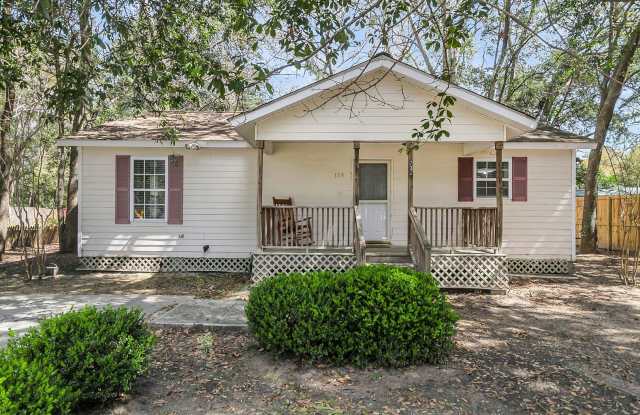 Beautiful 3/2 located in Central Mount Pleasant!