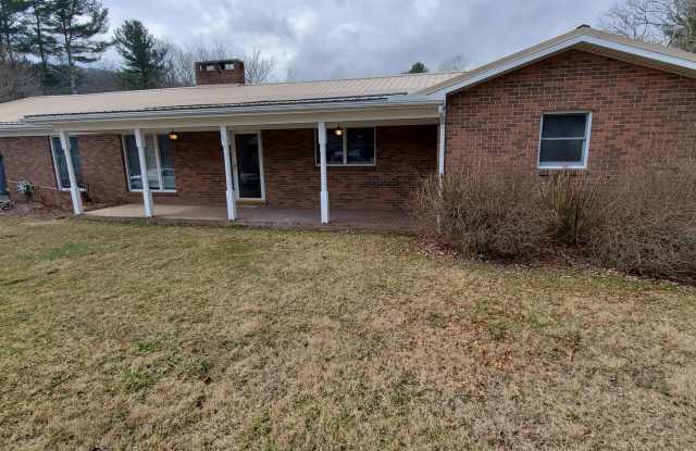 4 bed/2 bath Brick Ranch, Convenient Location!