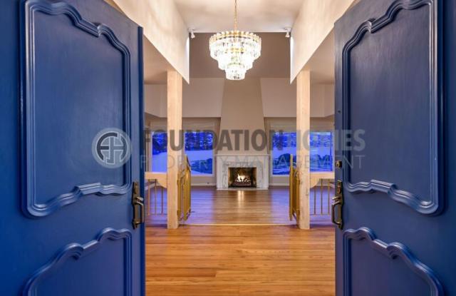 325 E Strawberry Dr.